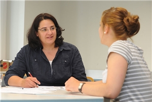 Beratung einer jungen Frau (quer) Eine junge Frau wird von einer Mitarbeiterin der Caritas beraten