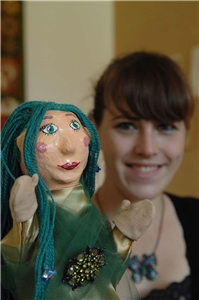 HOP_0983 Junges Mädchen mit Handpuppe