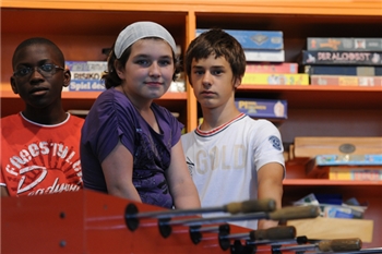 Jugendliche vor einem Tischkicker Jugendliche vor einem Tischkicker