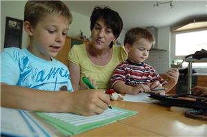HOP_0212 Mutter mit Kindern bei den Hausaufgaben