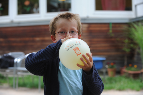 Junge mit einem Luftballon