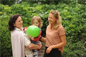 Kinder17 zwei Frauen mit Mädchen
