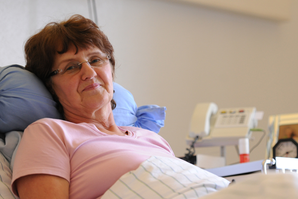 Frau im Krankenbett