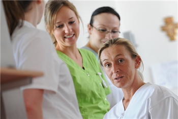 Pflegerinnen der Caritas im Gespräch Pflegerinnen im Gespräch