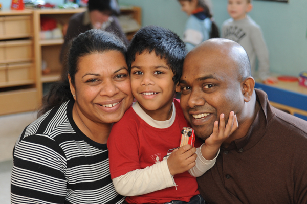 Eine dunkelhäutige Familie in einer Kindereinrichtung