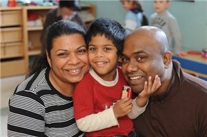 Eine dunkelhäutige Familie in einer Kindereinrichtung Eine dunkelhäutige Familie in einer Kindereinrichtung