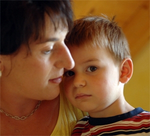 Kinderkrankenpfleger/- in Kinderkrankenpflegerin bei der Arbeit