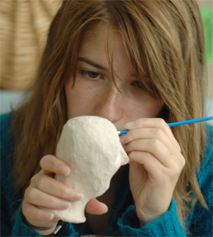 Kunsttherapeutin bei der Arbeit