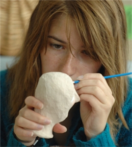 Kunsttherapeut/- in Kunsttherapeutin bei der Arbeit