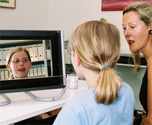 Logopäde/- in Logopädin bei der Arbeit