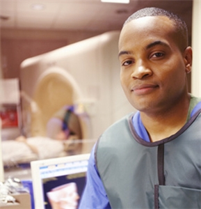 Radiologieassistent/- in Radiologieassistent bei der Arbeit