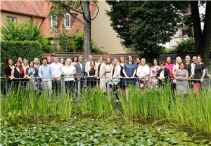 Abschlussfeier Altenpflegeschule-2016-2 ie AbsolventInnen des Ausbildungszweiges Altenpflege an der Berufsfachschule für Altenpflege und Altenpflegehilfe des Caritasverbandes für die Diözese Augsburg e. V. im Garten des Caritas-Seniorenzentrums Antoniushaus der CAB Caritas Augsburg Betriebsträger gGmbH.