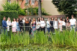 Abschluss Altenpflegeschule-2016-1 Die AbsolventInnen des Ausbildungszweifes AltenpflegefachhelferIn an der Berufsfachschule für Altenpflege und Altenpflegehilfe des Caritasverbandes für die Diözese Augsburg e. V. im Garten des Caritas