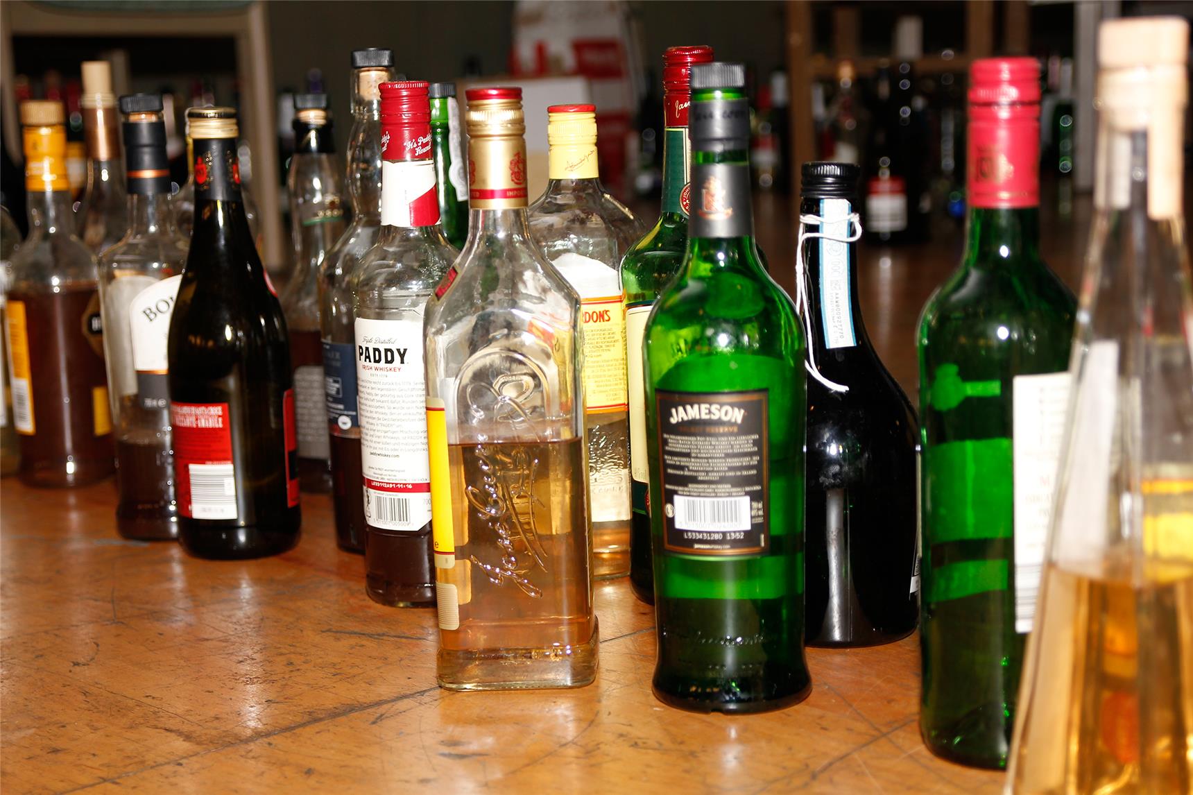 Das Bild zeigt Alkoholflaschen. 