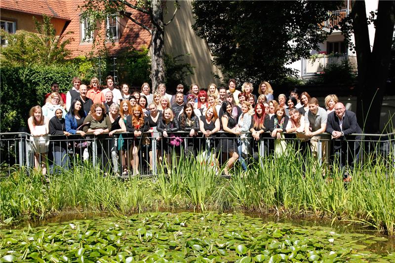 Abschlussfoto mit allen Absolventinnen und Absolventen.