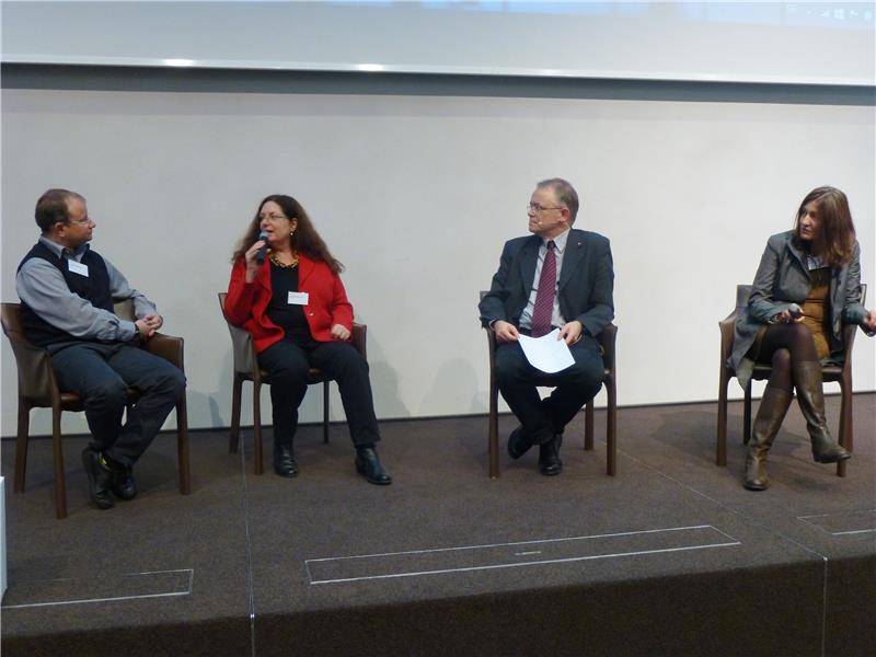 Gespräch über Familie und Partnerschaft bei Menschen mit Autismus (v.li.): Christian Huber, Susanne Maróthy-Keller, Moderator Bernhard Gattner, Dr. Franziska Gaese.