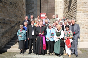 Caritas-Herbstsammlung 2016_Eröffnungsaktion in Söcking 2.	Gruppenfoto mit den Sammlerinnen und Sammlern, die die Einladung zum Festakt angenommen hatten. Vorne in der ersten Reihe Domkapitular Prälat Peter C. Manz (3.v.li.), und Pfarrer Werner Haas (2. v.li.), 1. Vorsitzender Heinrich Frey (1.v.re.) und Geschäftsführer des Caritasverbandes für den Landkreis Starnberg Max Gerl (2.v.li. in der letzten Reihe.)