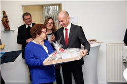 Caritas Lindau Einweihungsfeier - 3 Landrat Elmar Stegmann überreichte der ersten Vorsitzenden des Vorstands des Caritasverbandes für den Landkreis Lindau e. V. Hermine Schediwy sein Motivationsgeschenk mit Tassen und Kaffee