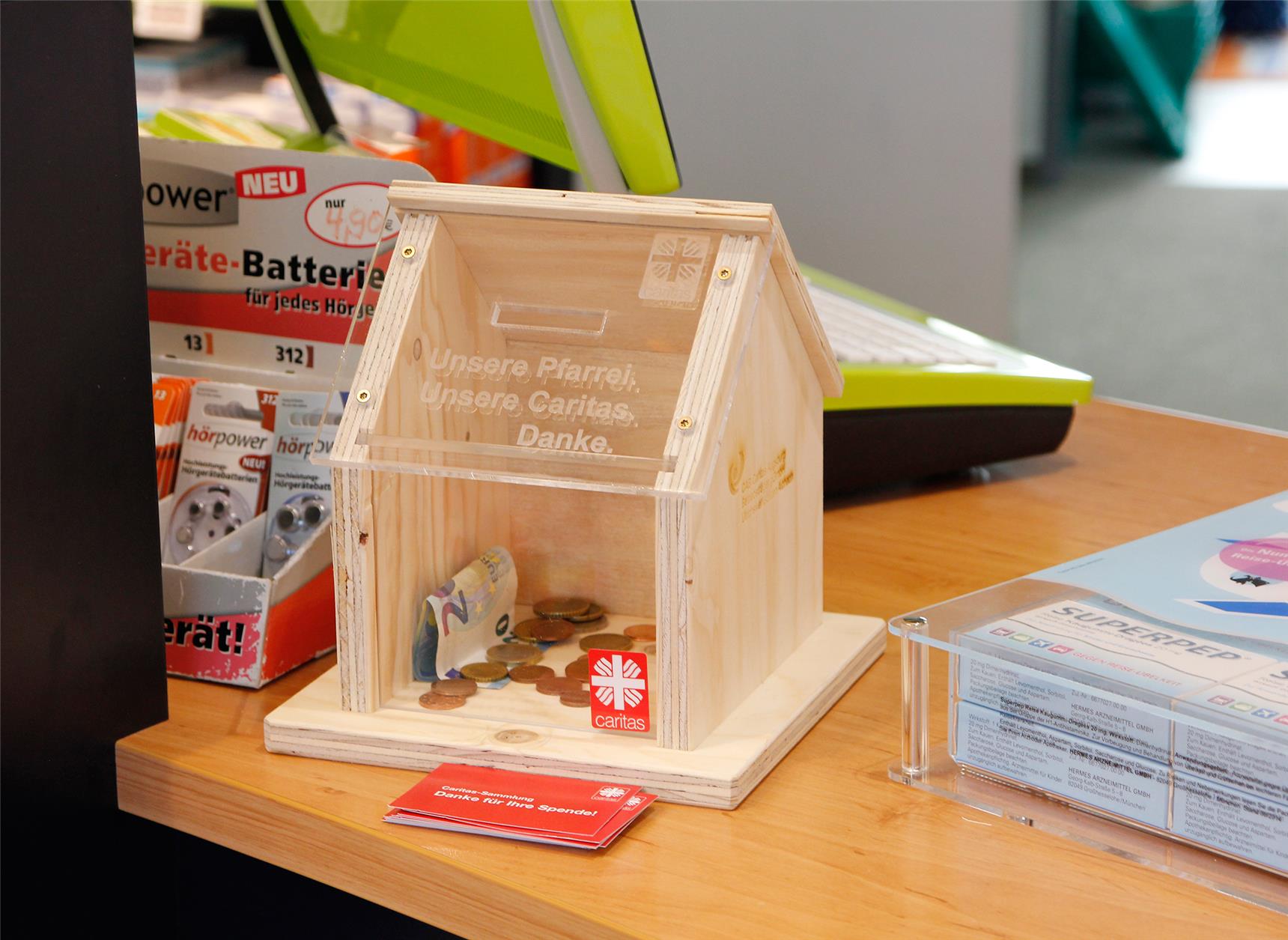 Das Spendenhäuschen wurde in den Ulrichswerkstätten der Caritas in Aichach und Hochfeld gebaut.