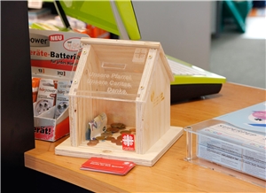 Caritas-Spendenhäuschen Das Spendenhäuschen wurde in den Ulrichswerkstätten der Caritas in Aichach und Hochfeld gebaut.