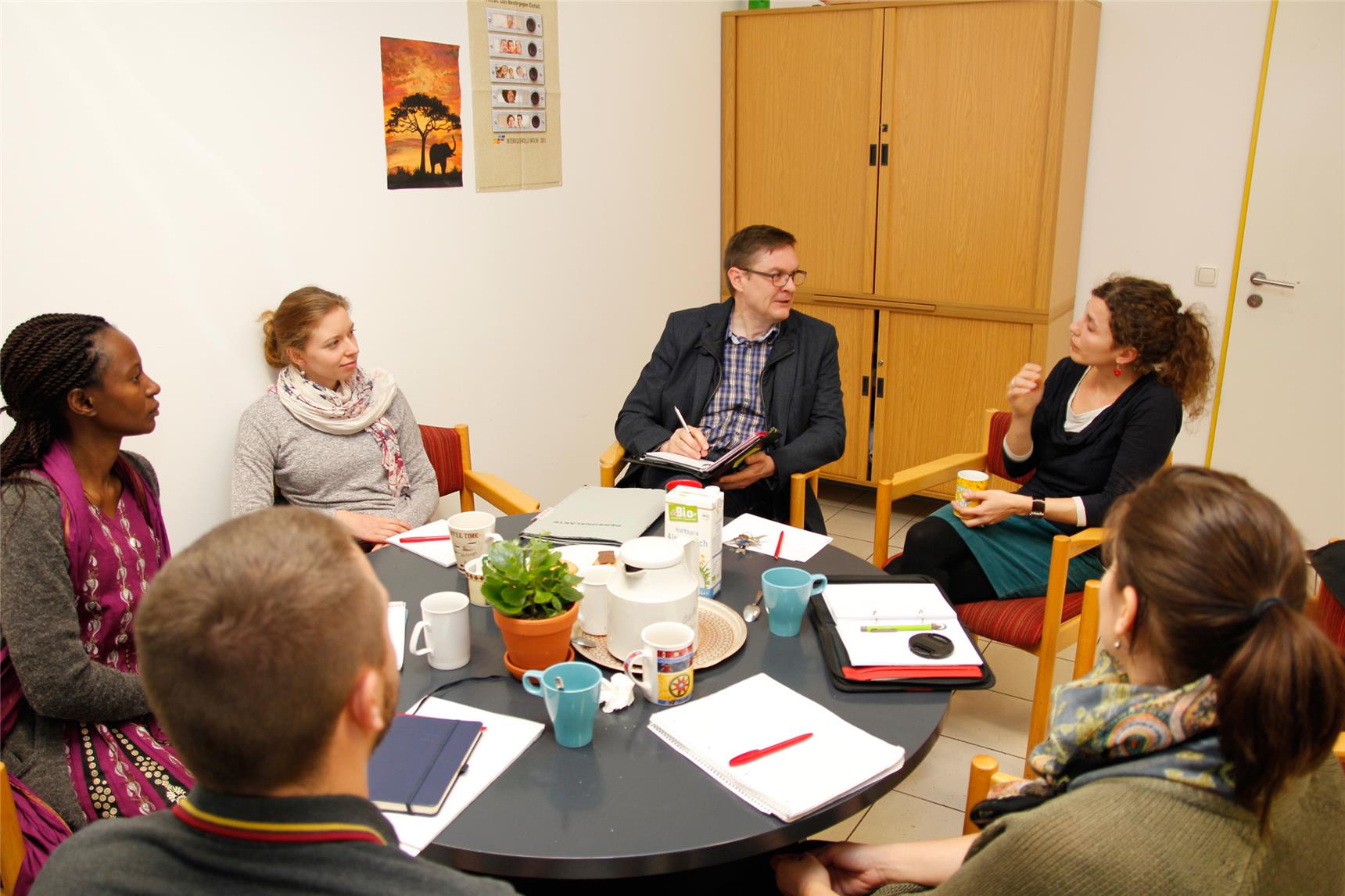 Ralf Eger, Ständiger Diakon der katholischen Kirche und Flüchtlingsbeauftragter der Diözese Augsburg (Mitte) im Gespräch mit dem Team der Asylsozialberater der Caritas in Mindelheim.