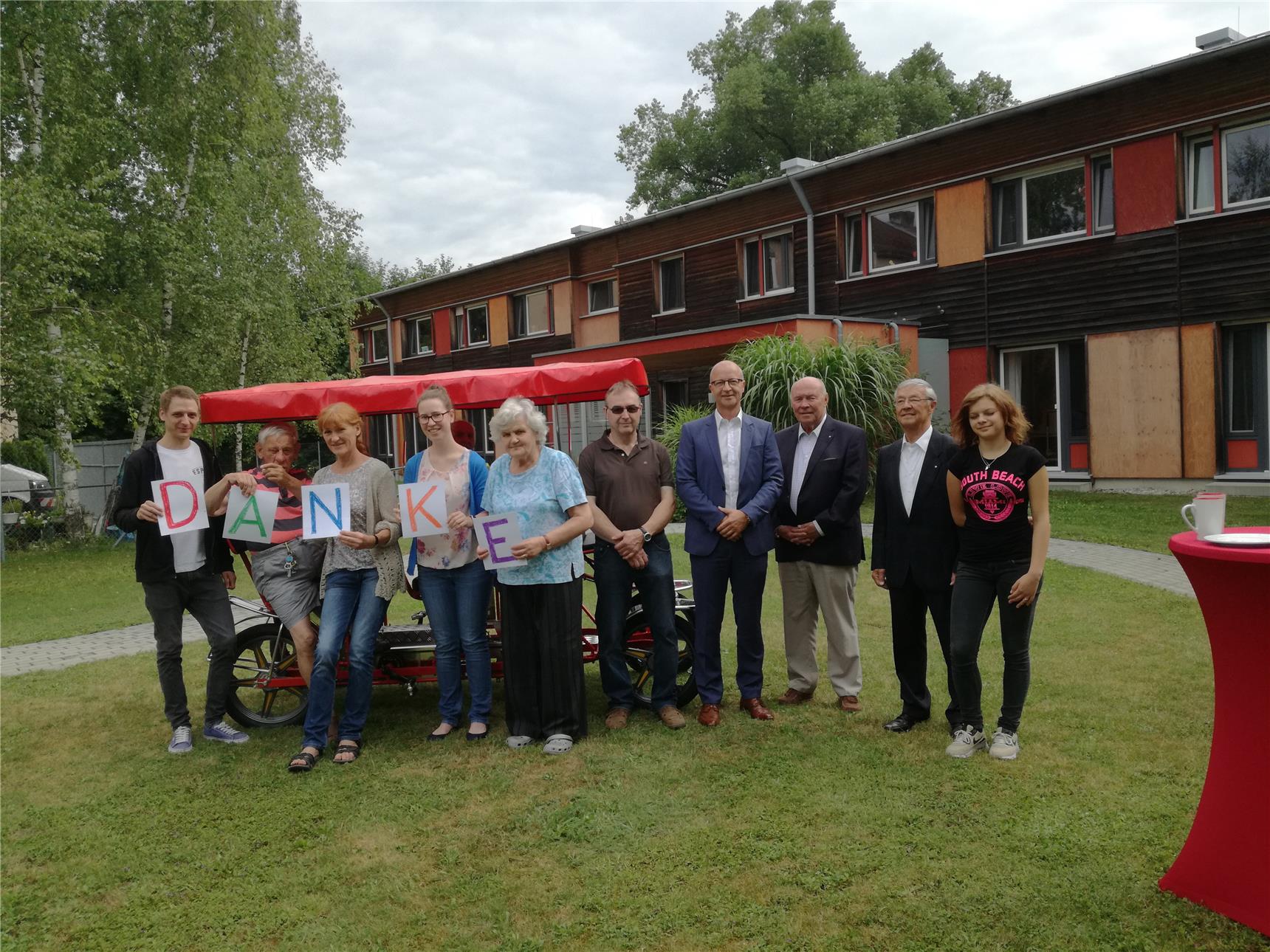 Sie freuen sich riesig über die E-Rikscha.