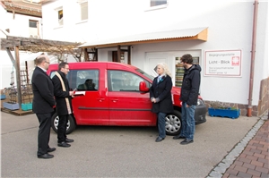 Fahrzeugsegnung_Günzburg_24-2-2016 Pfarrer Christoph Wasserrab (2.v.li.) segnete den „Caddy“ der Caritas-Begegnungsstätte Licht-Blick in Günzburg.