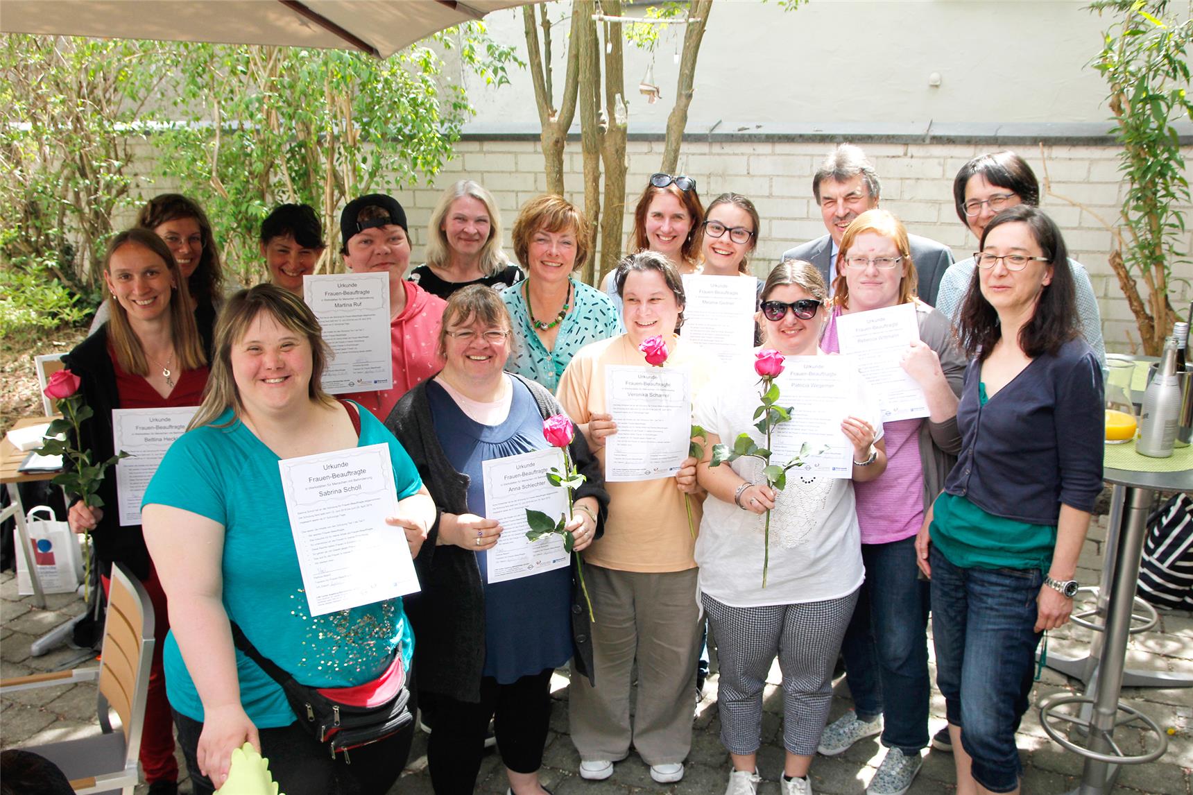 Nicht ohne Stolz zeigen diese acht Frauen-Beauftragte in Werkstätten für Menschen mit Behinderungen ihre Urkunden in der Hand. 