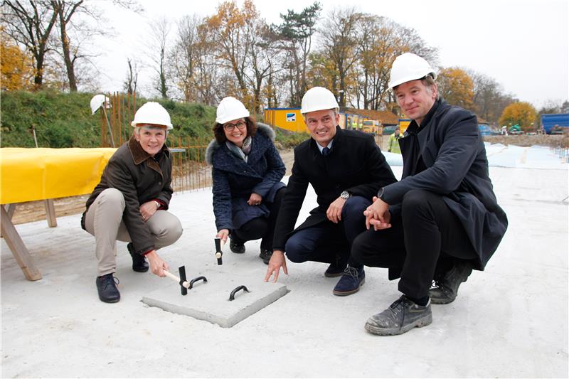 Die Grundsteinplatte ist gelegt. Mit den symbolischen Hammerschlägen wurde damit der Grundstein offiziell gesetzt.