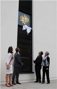 Heilig-Geist-Spital Enthüllung des Heiligen Geistes Enthüllung der Heilig-Geist-Figur auf der Vorderseite des Caritas-Seniorenzentrums Heilig-Geist-Spital.