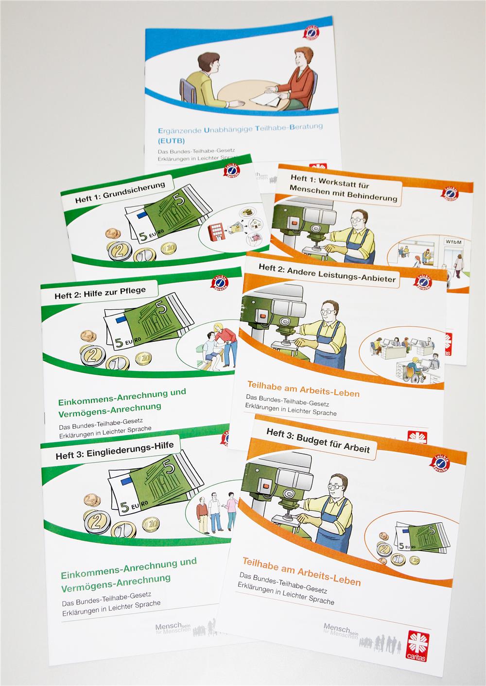 Diese sieben Hefte des Caritasverbandes für die Diözese Augsburg e. V. informieren in Leichter Sprache über die neuen Gesetze  im Rahmen des Bundesteilhabegesetzes. Foto: Caritas Augsburg.  