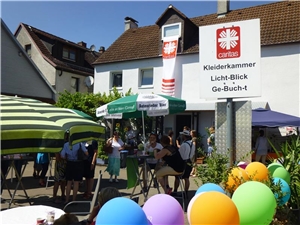 Licht-Blick 10-Jahresfeier Bei strahlendem Sonnenschein feierten die Gäste, Klienten, Angehörige, Ehrenamtliche das zehnjährige Bestehen der Begegnungsstätte Licht-Blick der Caritas in Günzburg.