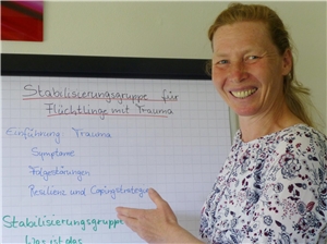 Madeleine Strasdat Madeleine Strasdat, Mitarbeiterin des HIFF-Projekts des Caritasverbands für die Diözese Augsburg in Donauwörth, und Leiterin der „Stabilisierungsgruppe für Flüchtlinge mit Trauma“.
