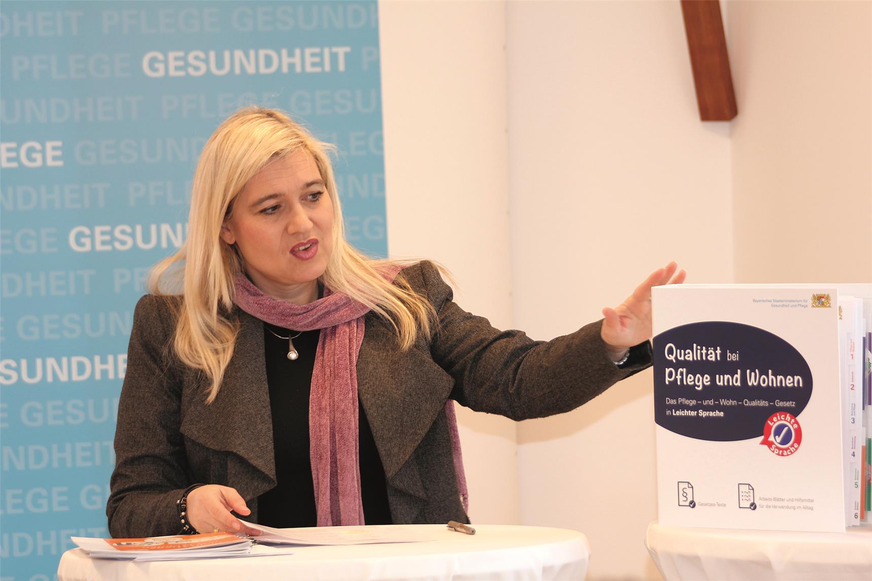 Die bayerische Staatsministerin für Gesundheit und Pflege Melanie Huml dankt allen, die den Ordner „Qualität bei Pflege und Wohnen. Das Pflege- und – Wohn – Qualitäts – Gesetz in Leichter Sprache“ mit