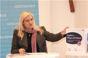Melanie Huml_19-03-2018 PK PfleWoqG_Leichte Sprache Die bayerische Staatsministerin für Gesundheit und Pflege Melanie Huml dankt allen, die den Ordner „Qualität bei Pflege und Wohnen. Das Pflege- und – Wohn – Qualitäts – Gesetz in Leichter Sprache“ mit