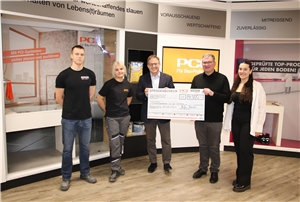 PCI spenden 4.000 Euro für Kinder aus suchtbelasteten Familie Das Foto zeigt die Auszubildenden von PCI Augsburg sowie den Vorsitzenden der PCI-Geschäftsführung Stefan Harder und Diözesan-Caritasdirektor Domkapitular Dr. Andreas Magg bei der Spendenübergaben.