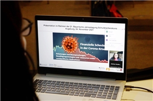 Prof. Dr. Carmela Aprea bei der 21. Bayerischen Jahrestagung Schuldnerberatung in Augsburg Prof. Dr. Carmela Aprea bei der 21. Bayerischen Jahrestagung Schuldnerberatung in Augsburg