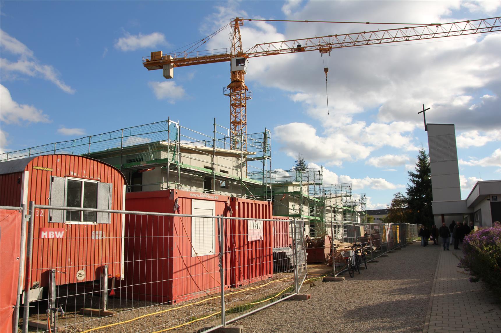 Die vier Häuser des Caritasverbandes für die Stadt und den Landkreis Augsburg e. V. in der Friedrich-Ebert-Straße 10 ½ unmittelbar neben der Kirche der katholischen Kuratio St. Johannes Baptist.