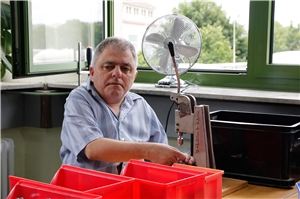 Rolf Keller, Beschäftigt bei der UWA - 1 Rolf Keller (56), seit 1979 bei der UWA beschäftigt. Er sagt: „Es ist ein schönes Arbeiten hier, man hat, was man braucht.“