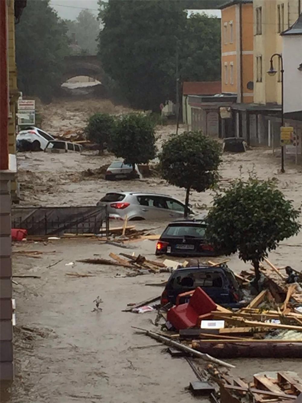 Eine Mitarbeiterin des Kreis-Caritasverbandes Rottal-Inn e. V. hat gestern dieses Bild von der Katastrophe in Simbach am Inn geschossen. 