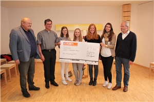 Spendenübergabe Landsberger Abiturienten Die Abiturientinnen Lena Weiland (3.v.li.), Lisa-Marie Hartge (4.v.li.), Theresa Paulus (3.v.re.) und Alexandra Eggebrecht (2.v.re.) übergaben mit ihrem Oberstufenkoordinator Axel Flörke die Spende.