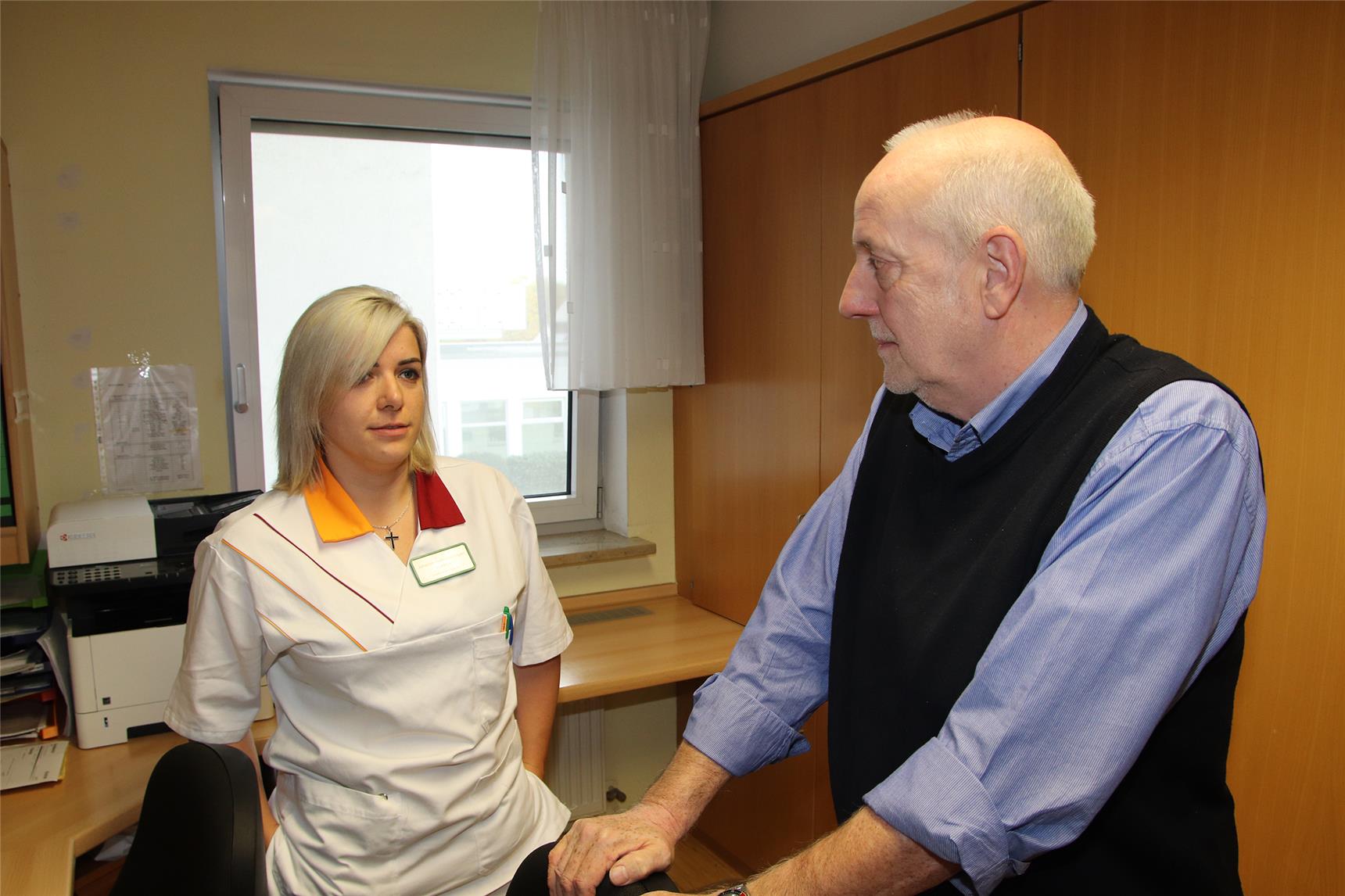 Stefan Pootemans im Gespräch mit der Altenpflegerin Lisa Fisel