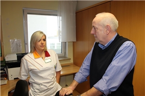 Stefan Pootemans im Gespräch mit der Altenpflegerin Lisa Fisel Stefan Pootemans im Gespräch mit der Altenpflegerin Lisa Fisel