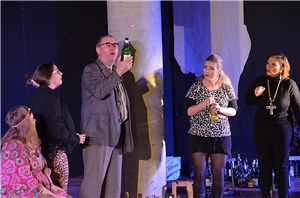 Theateraufführung Alkohol Bühnenszene aus dem Stück 'Alkohol', das in Kempten im Theatersaal des Kolpinghauses am 14. und 15. Mai 2017 im Rahmen der Aktionswoche Alkohol aufgeführt werden wird.