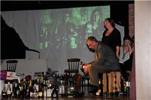 Theaterstück Alkohol_Kempten_15052017-2 Eddy und Magda (vorne und im Film) wird im Film ihr Leben als Spiegelbild vorgehalten.