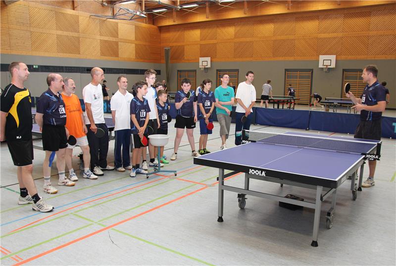 Diplom-Sportlehrer und Abteilungsleiter der Post SV Telekom Oliver Gamm erklärte der gemischten Mannschaft die nächste Trainingseinheit.