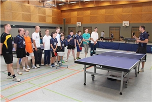 Tischtennis Gemeinsames Training UWA Post SV Telekom_3 Diplom-Sportlehrer und Abteilungsleiter der Post SV Telekom Oliver Gamm erklärte der gemischten Mannschaft die nächste Trainingseinheit.