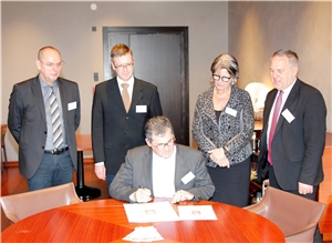 Unterzeichnung der Charta zur Betreuung schwerstkranker und sterbender Menschen in Deutschland Diözesan-Caritasdirektor Domkapitular Dr. Andreas Magg unterzeichnete die 'Charta zur Betreuung schwerstkranker und sterbender Menschen in Deutschland'