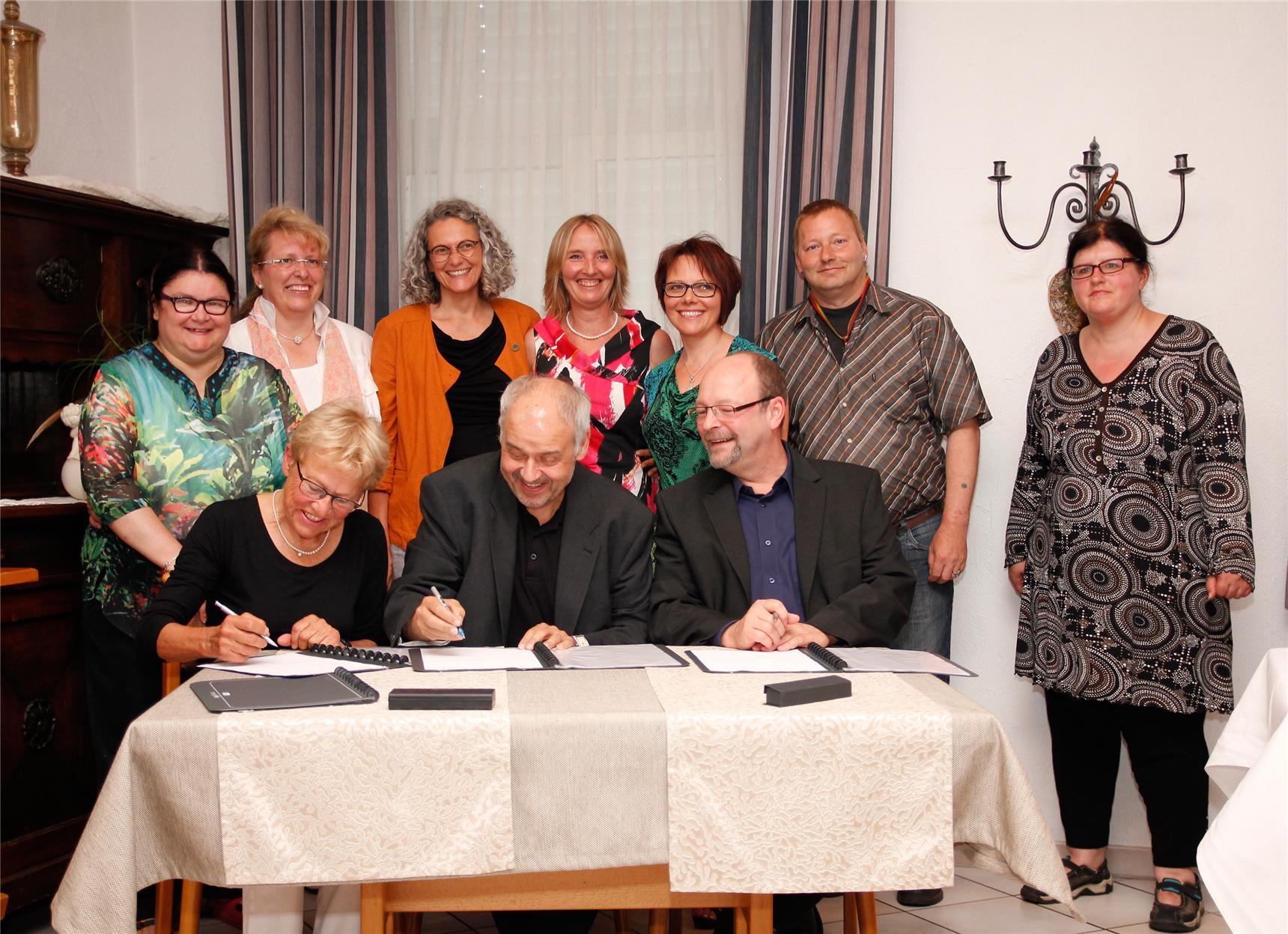 Die Unterzeichnung des Kooperationsvertrages war für alle Teilnehmerinnen und Teilnehmer ein Anlass zur Freude. 