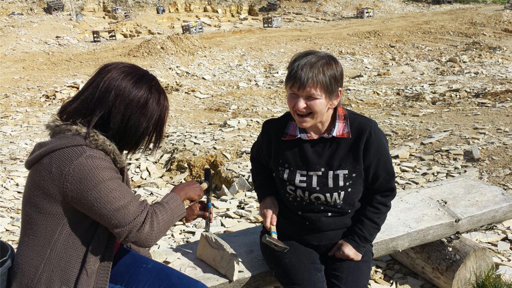 Aicha Dialoo (li.) und Renate Wöll (re.) hatten viel Spaß im Steinbruch. 
